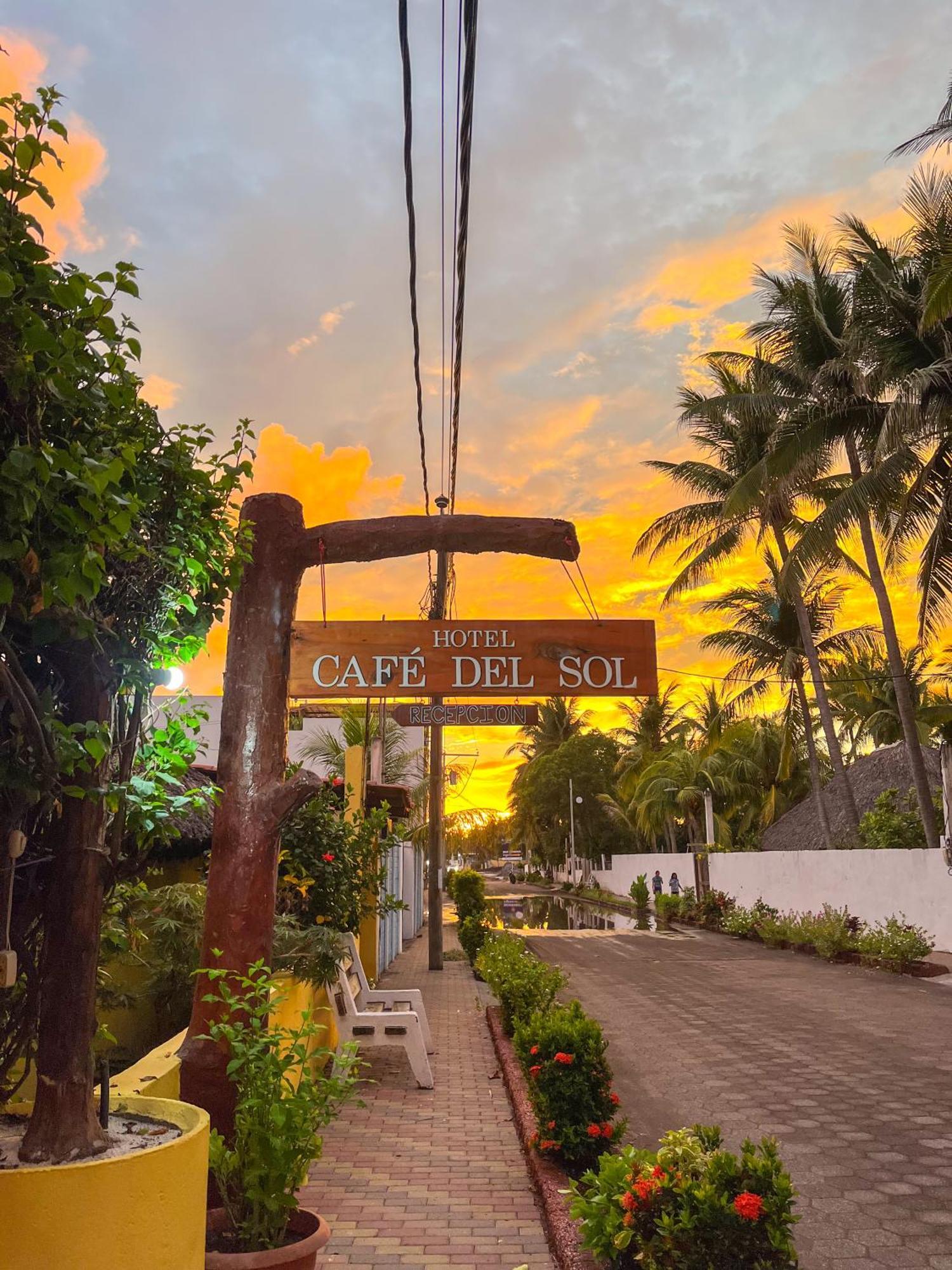 Hotel Cafe Del Sol Монтеррико Экстерьер фото